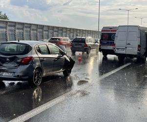 Horror na S8. Zderzyły się dwa samochody osobowe i bus. Jedna osoba została ranna