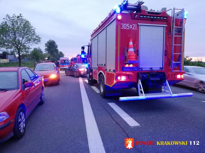 Tragiczny wypadek na trasie Kraków-Olkusz. Ciężarówka śmiertelnie potrąciła pieszego