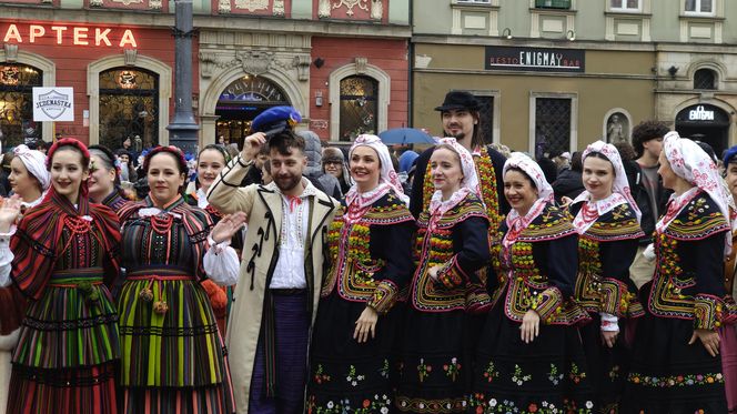 Polonez dla Fredry 2025 we Wrocławiu. Maturzyści zatańczyli na Rynku [ZDJĘCIA]