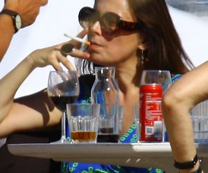 Renata Dancewicz kurzy na plaży