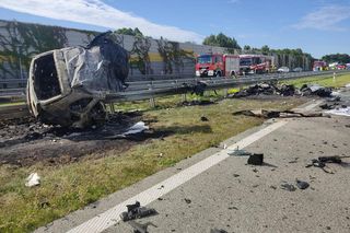 Śmiertelny wypadek na S8 pod Pabianicami. Kierujący BMW jechał pod prąd i huknął w tira [ZDJĘCIA].