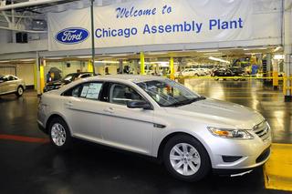 Sto lat fabryki Forda w Chicago. Nowe samochody zjeżdżają z linii produkcyjnej co minutę 