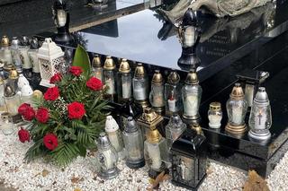 Kraków. Nowy grób Patryka P., syna Sylwii Peretii. Na mogile stanęła wymowna rzeźba