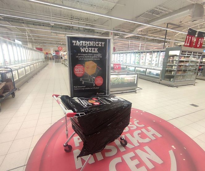 Tajemnicze wózki w całej Polsce. Popularna akcja wraca do Auchan na Black Friday