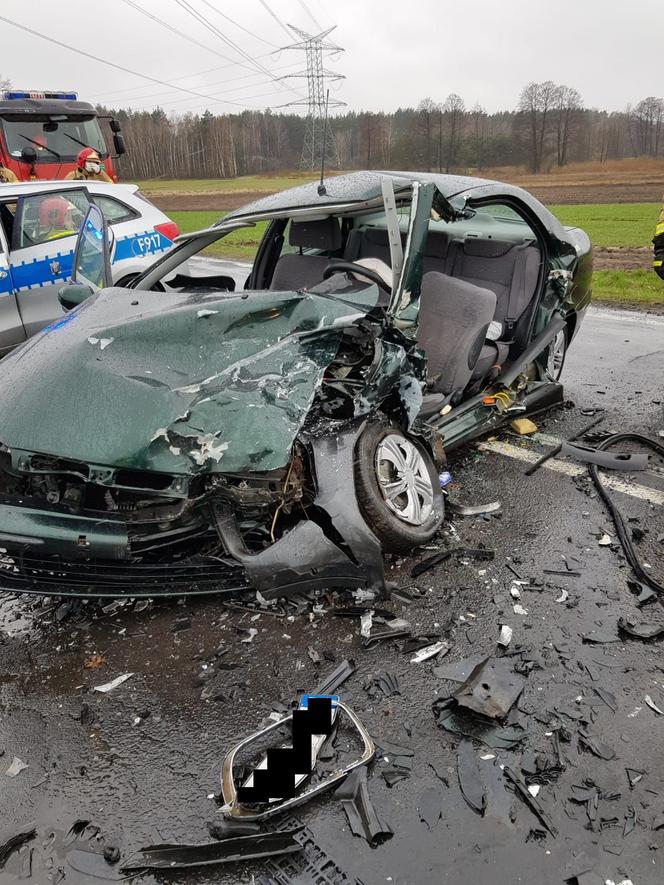 Wadlew: Czołowe zderzenie dwóch osobówek. 2 osoby trafiły do szpitala w Bełchatowie