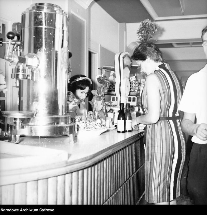 Fast food w PRL: bułka z pieczarkami i kiełbaska z wody