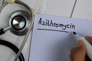 Azytromycyna (Azithromycinum) - jak działa? Dawkowanie, wskazania i przeciwwskazania do stosowania