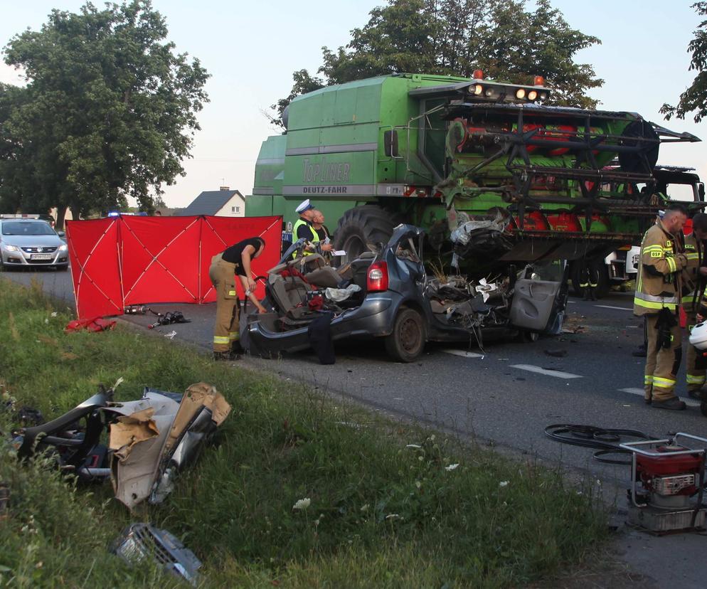 Czołówka osobówki z kombajnem. Jedna osoba nie żyje