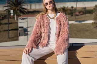 W upalne dni marynarki zostawiamy w szafie. Sprawdź, czym je zastąpić, żeby wyglądać stylowo i z klasą