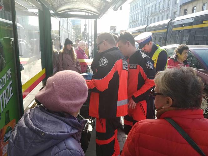 Nagłe zatrzymanie tramwajów przy Piotrkowskiej. Interweniowali ratownicy medyczni