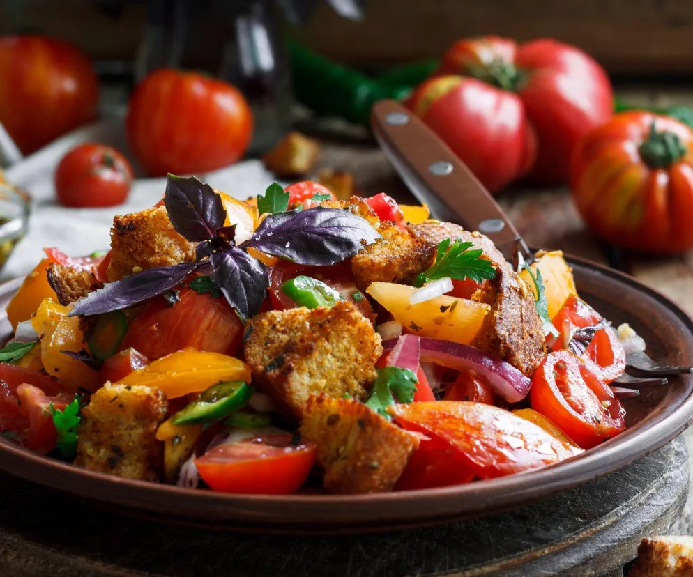 Panzanella z morelami i brzoskwinią. Najlepsza sałatka z pomidorami tego lata