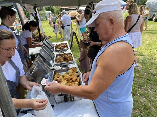 Gigantyczne kolejki po pierogi w Biesowie. Przygotowano ich ponad 50 tysięcy. Zobacz zdjęcia!