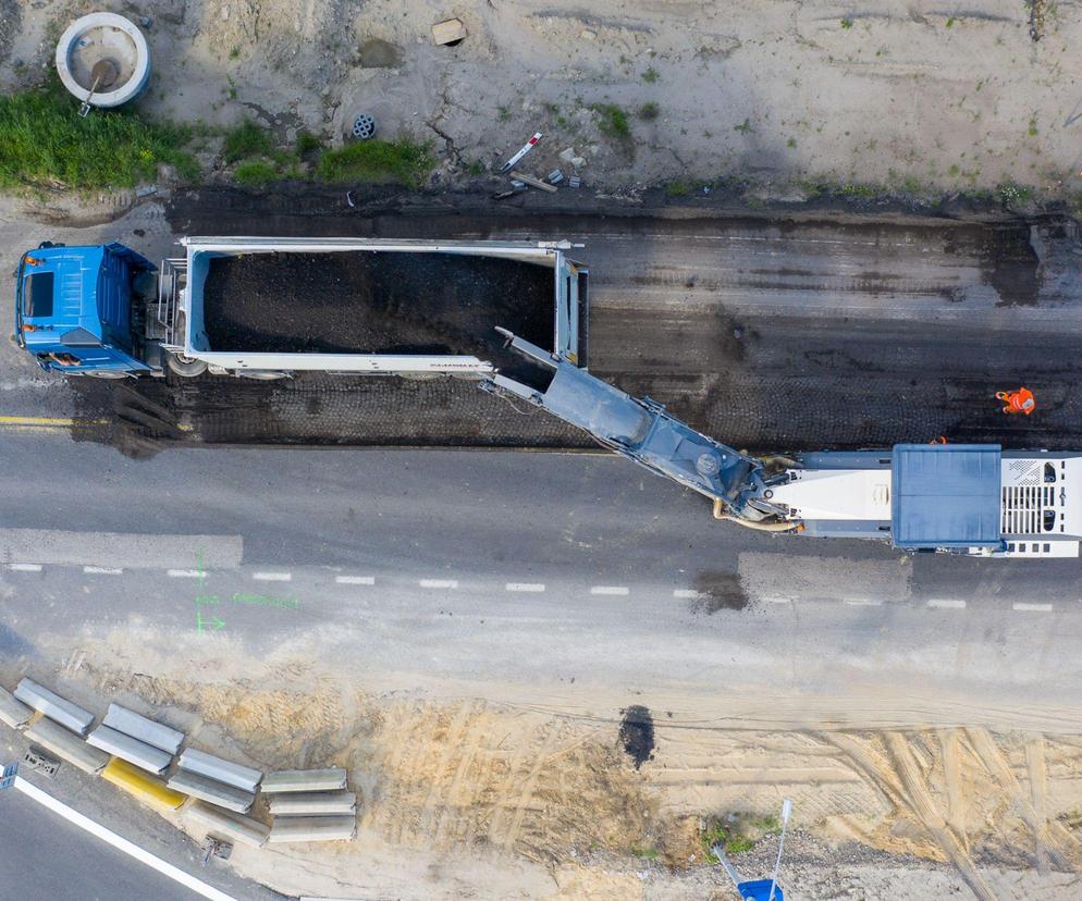 To innowacja. GDDKiA w Olsztynie będzie naprawiać drogi zużytą warstwą asfaltu