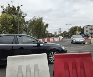 Tak się teraz jeździ na osiedlu Leśnym. Utrudnienia dla kierowców i pasażerów!