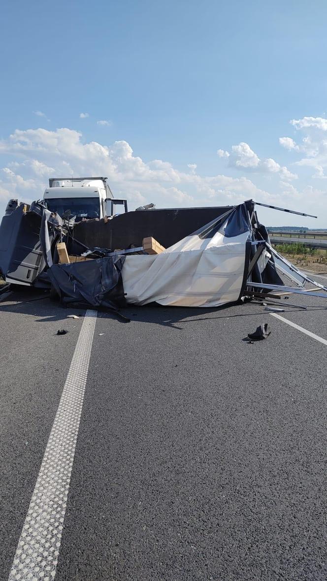 Dostawczak wjechał w ciężarówkę. Groźna kolizja na S5 koło Leszna