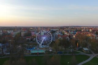 Nowa atrakcja turystyczna w Giżycku. W lunaparku stanęło ogromne koło widokowe 