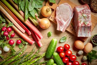 Rabarbar do mięsa: 3 przepisy na wytrawne przetwory z rabarbaru