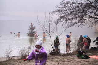 Zimna woda im niestraszna! Morsowanie w podbydgoskich Pieckach [ZDJĘCIA]