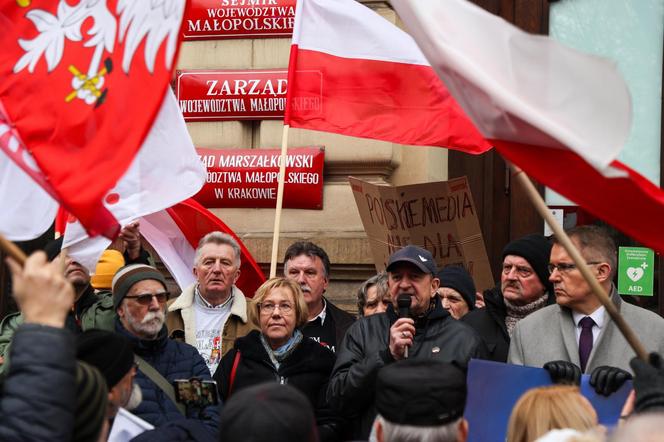 Kraków. Protest w "obronie" mediów publicznych. Barbara Nowak: „Zawszańcy nas sprzedali”, zgromadzeni: „Wolna Polska!”