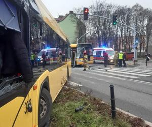 Zderzenie dwóch autobusów na skrzyżowaniu w Gliwicach