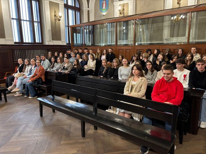 Uczniowie I LO w roli sędziów, obrońców i prokuratorów 