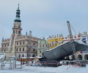 Zawaliła się plenerowa scena na Rynku Wielkim w Zamościu. Nie wytrzymała naporu śniegu