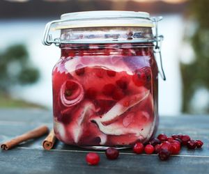 Śledź w winie - niebanalny przepis na elegancką przystawkę