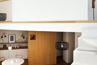 Salon z kuchnią: biel i drewno. Indywidulany projekt wnętrz