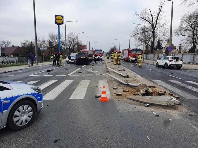 Radom. Trzech rannych w wypadku na Kieleckiej/Wolanowskiej! Zderzyły się tam 4 auta [ZDJĘCIA]