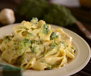 Aksamitny makaron z brokułami w sosie mascarpone: przepis na szybkie danie