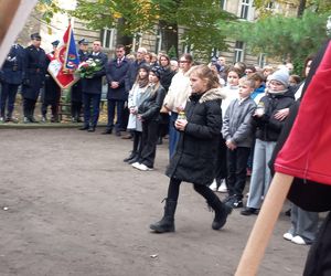 Zapalono znicze dla rozstrzelanych mieszkańców Leszna. W rocznicę tragicznych wydarzeń [ZDJĘCIA]