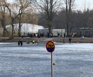 Skrajna nieodpowiedzialność. Spacerują po płytkim lodzie z dziećmi i psami. Dramat na Pradze-Południe w Warszawie