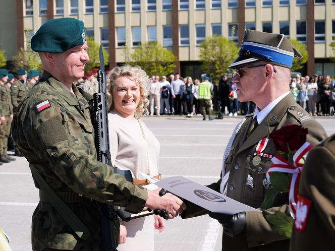 Ponad stu żołnierzy na Placu Solidarności w Olsztynie. Złożyli uroczystą przysięgę [ZDJĘCIA]