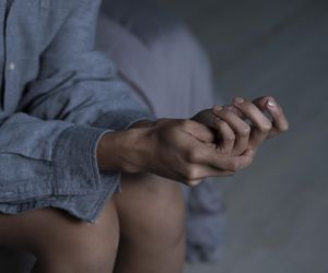 Nocne drętwienie rąk? Domowy test Phalena i znak Tinela pokażą, czy to zespół cieśni nadgarstka