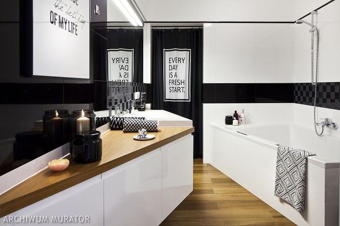 Czarno-biała łazienka z drewnem 