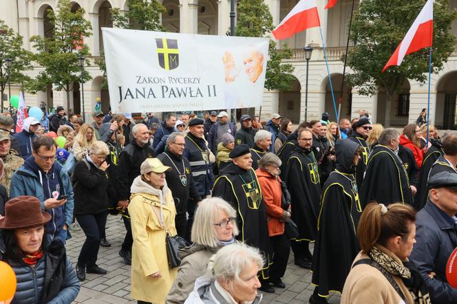 Ulicami Warszawy przeszedł Marsz dla Życia i Rodziny. Uczestnicy nieśli banery z napisem: "Mamo, pozwól mi żyć"