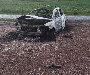 Fiat eksplodował na parkingu. Wszystko wokół stanęło w ogniu. Z auta został wrak