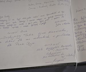 Warszawa żegna papieża Franciszka. Poruszające wpisy w Archikatedrze 