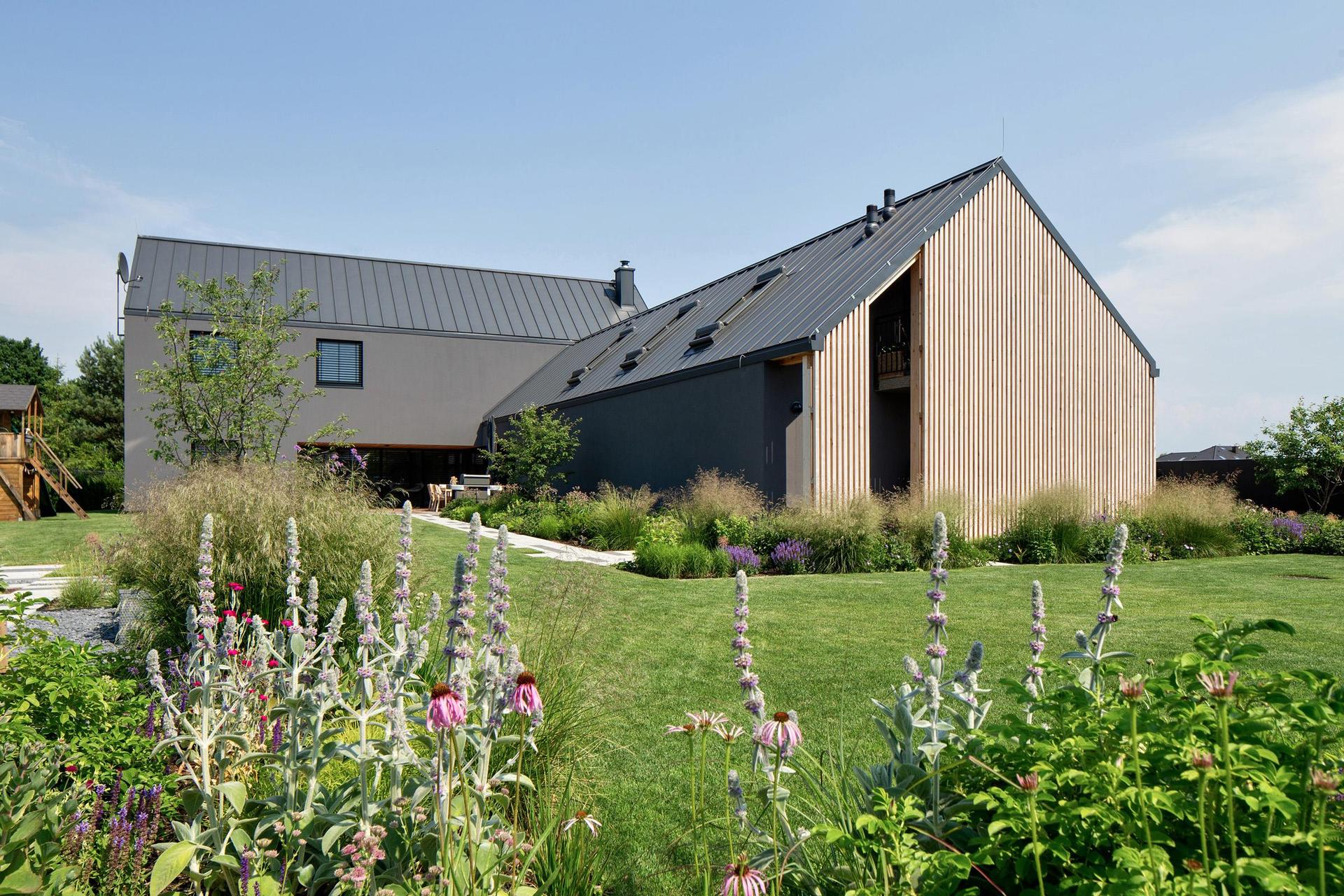 Szary dom w Świerczyńcu koło Tychów