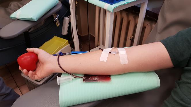 Krwiodawcy stają na wysokości zadania i ustawiają się w kolejkach, żeby oddać krew