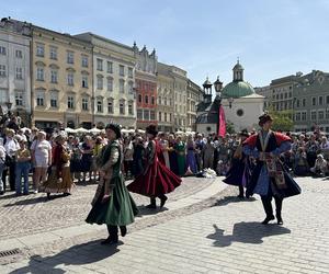 Polonez wiosenny na Rynku Głównym w Krakowie