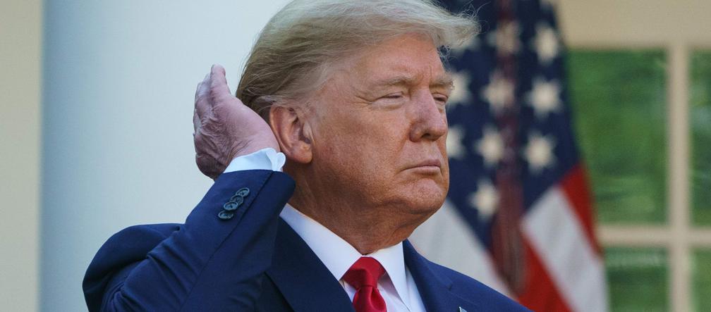 Donald Trump poprawia włosy