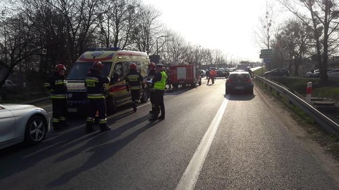 Kolizja z udziałem karetki i samochodu osobowego