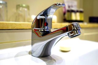 Mieszkańcy zostali pozbawieni dostępu do bieżącej wody. Groźna bakteria wykryta w kranówce