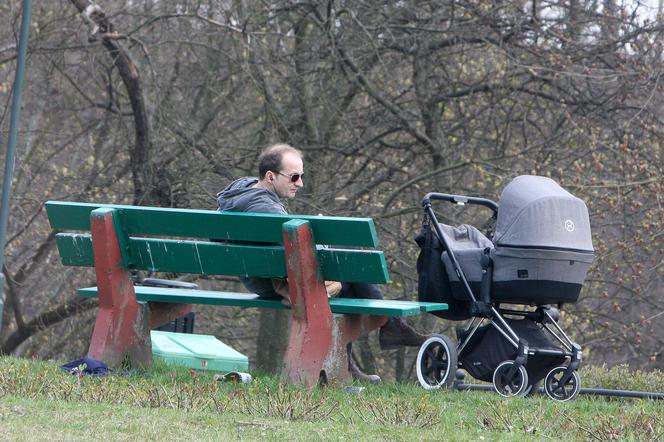 Prezes Górski rozkoszuje się ojcostwem