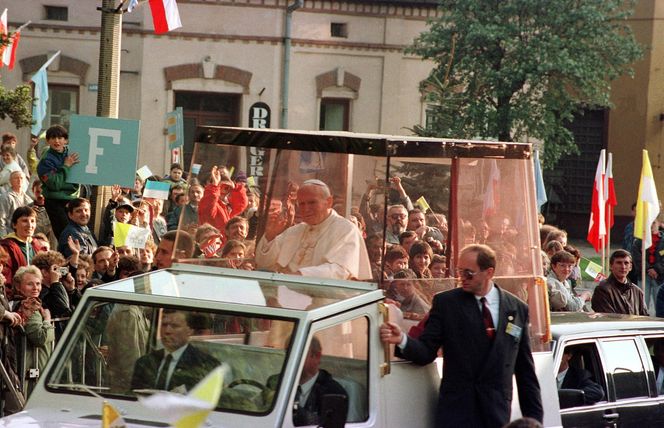 Rocznica zamachu na Jana Pawła II! Mało znane fakty i teorie