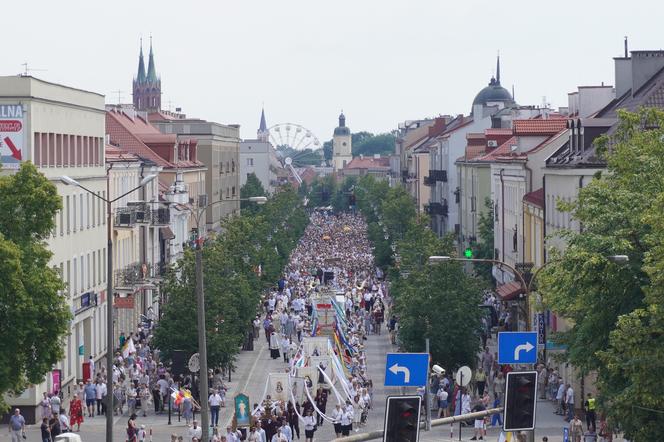 Boże Ciało 2024. Tłumy wiernych przeszły w procesji ulicami Białegostoku