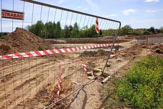 Wybudowanie nowego, dłuższego o 25 metrów wiaduktu, ma umożliwić poprowadzenie po nim dwóch jezdni autostrady A2 wraz z drogami serwisowymi.