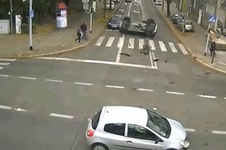 Przerażający wypadek w Gliwicach! Kolejne elementy auta sypały się po całej ulicy! [WIDEO]
