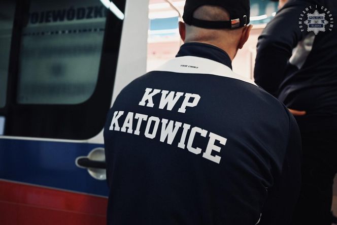 Policjanci uczą śląskich ratowników, jak się bronić w karetce